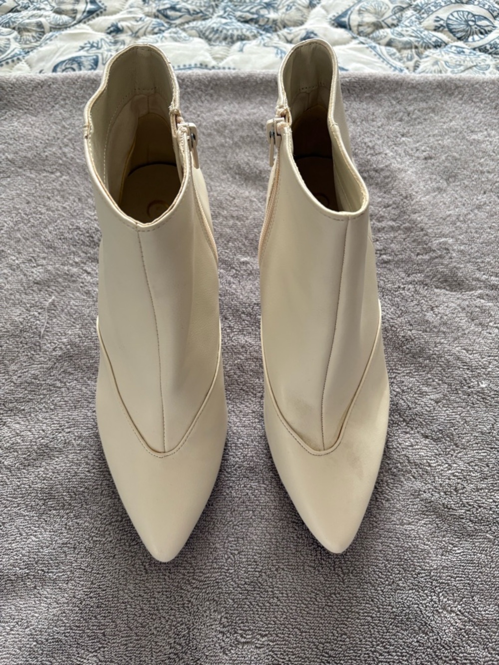 Women’s Cream Pointed-Toe Ankle Boots Sz 9